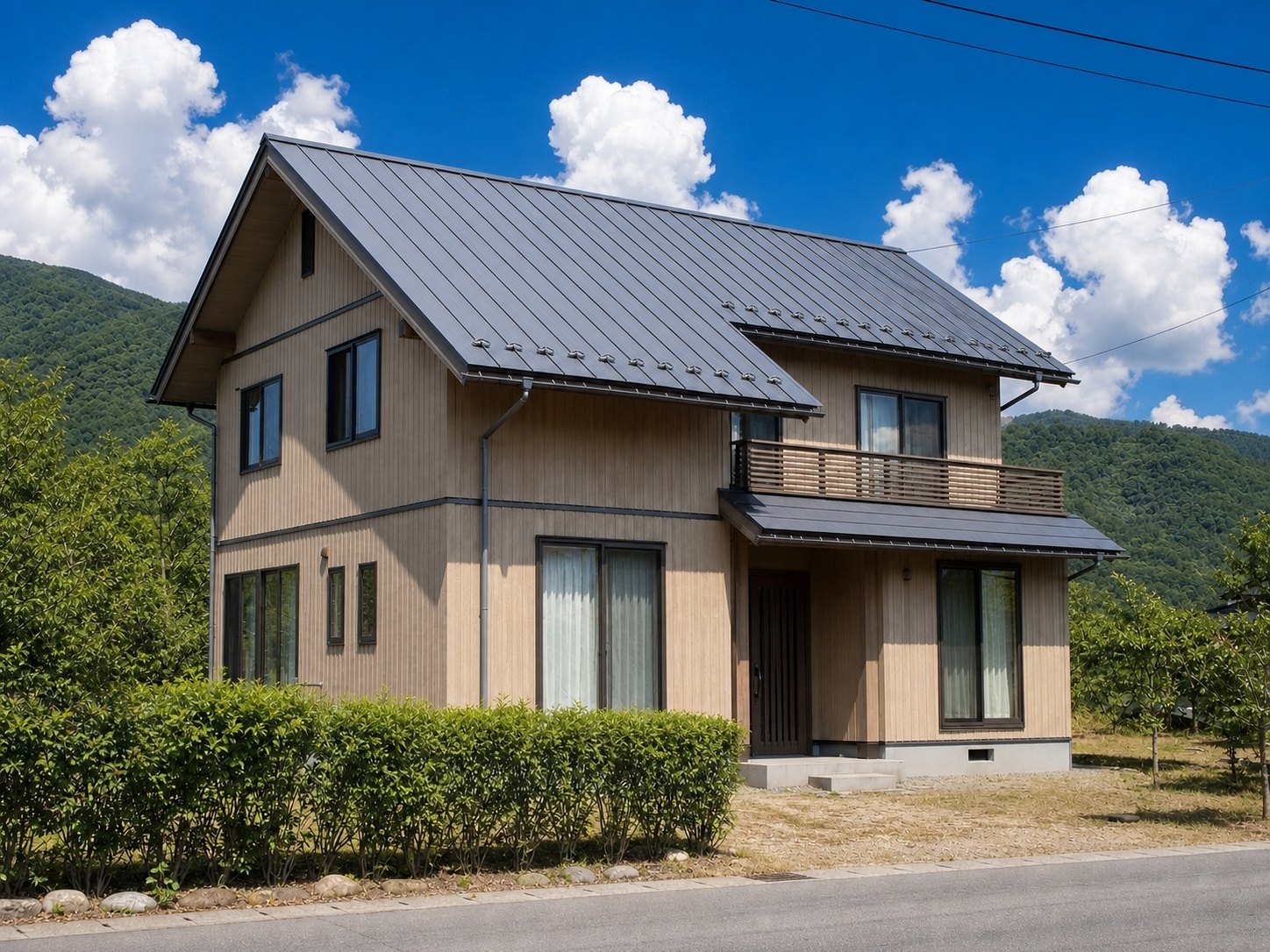 夏の青空の下にある同じ金属屋根の住宅