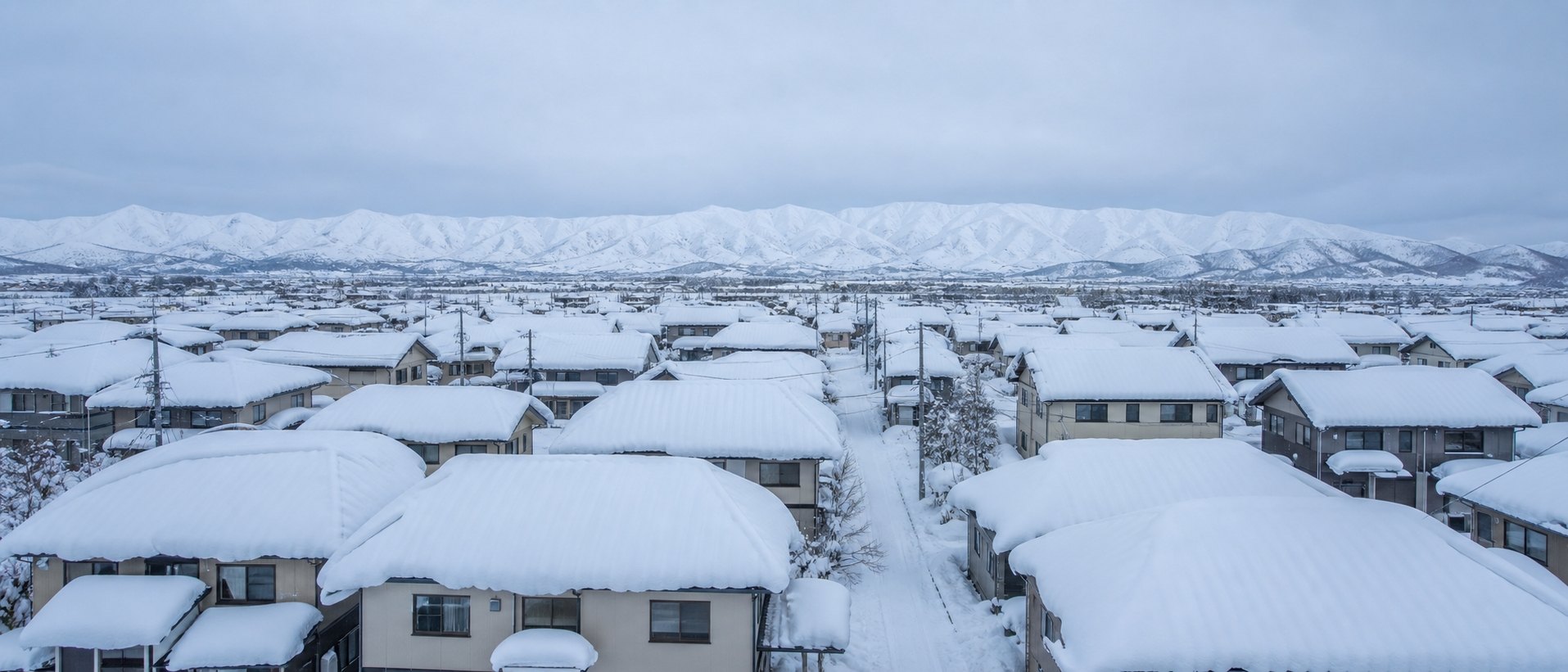 雪の積もった会津の屋根並み